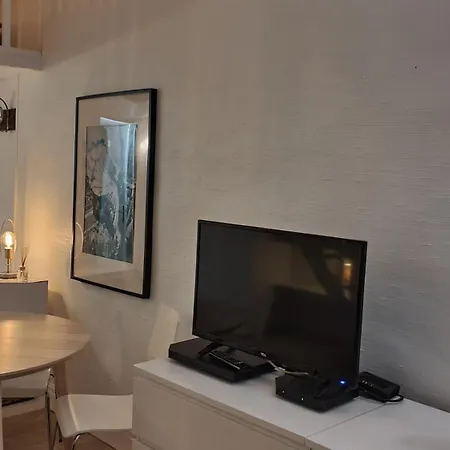 1 Minute Gare Montparnasse , Center , Front Metro,close To Eiffel Tour And Louvre Meusm Appartamento